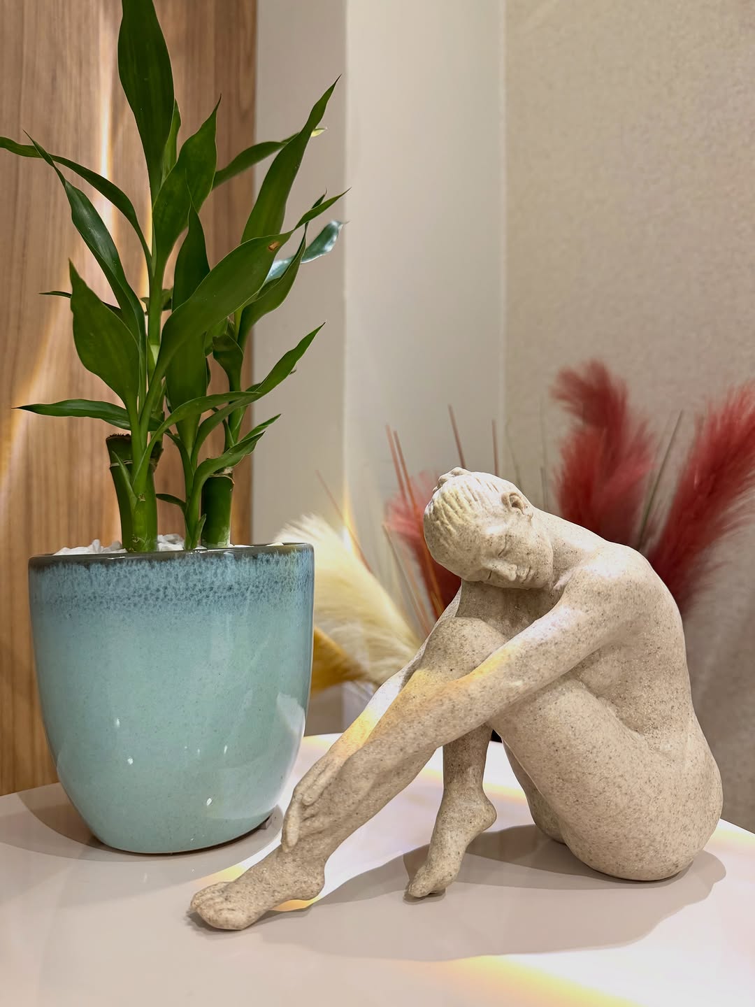 Detalhe da decoração do studio: escultura e plantas