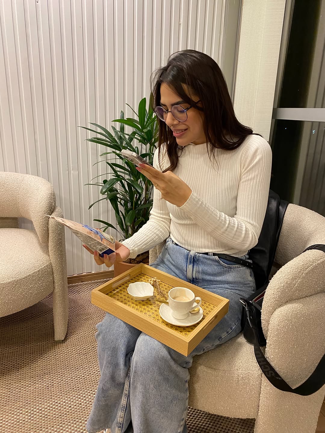 Cliente relaxando com um café na recepção do studio